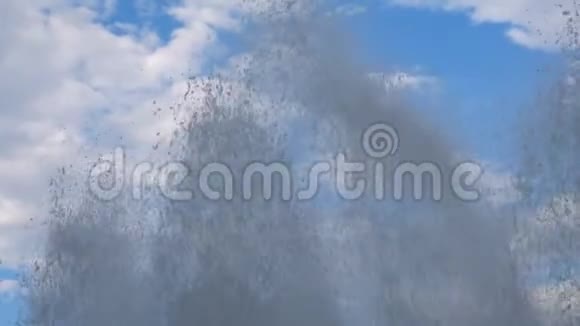 城市喷泉与飞溅的清水对抗蓝色的夏天的天空强大的水流视频的预览图