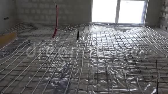 室内地板上的加热管道无墙的房间节能系统视频的预览图