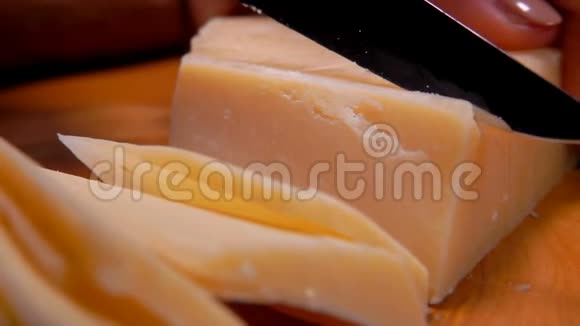 帕尔马干酪是用刀子切成薄片的视频的预览图