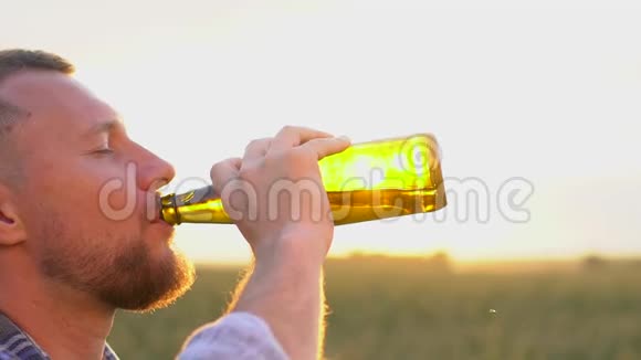 人饮料和酒精的概念接近留胡子的年轻人在炎热的夏天喝啤酒视频的预览图