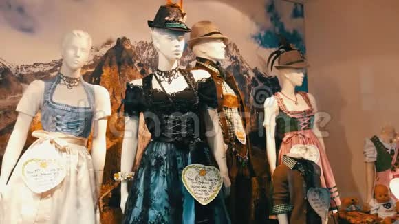 橱窗上摆着各种漂亮的巴伐利亚民族妇女服装视频的预览图