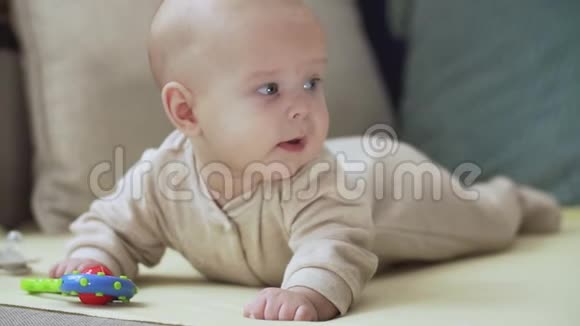 可爱的小宝宝看着相机照顾儿童的概念视频的预览图