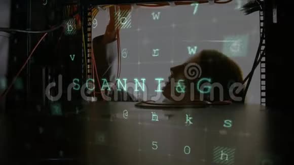 在电脑服务器上工作的妇女有移动的数据安全信息视频的预览图
