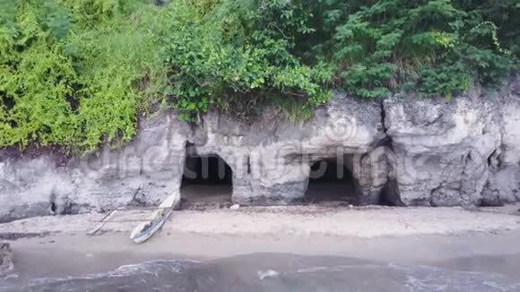 在岸上拍摄的洞穴视频的预览图