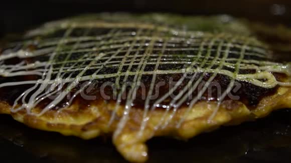 慢动作秋葵日本食品加甜酱大豆和蛋黄酱视频的预览图