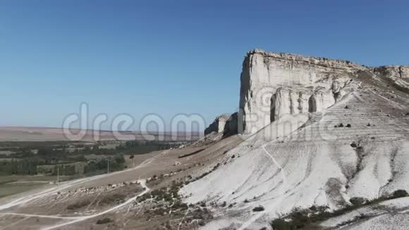 由构造板块偏移形成的白色石灰岩岩石沿白岩壁飞行8月视频的预览图
