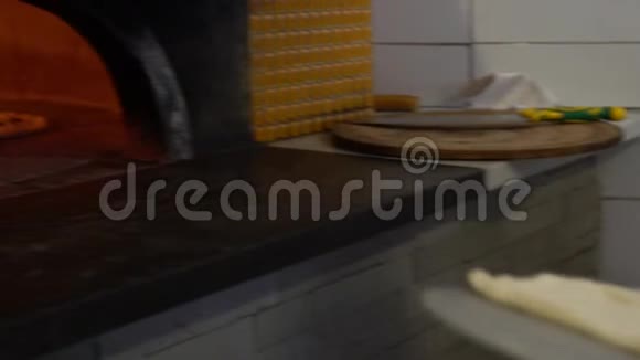 在传统的木烧石炉中缓慢移动意大利原装披萨视频的预览图