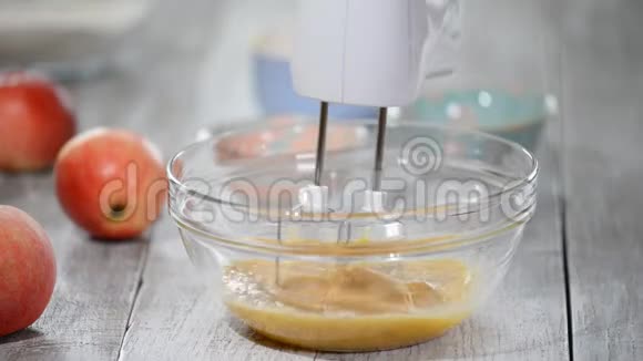 在碗里用搅拌器威士忌打蛋制作层蛋糕系列视频的预览图