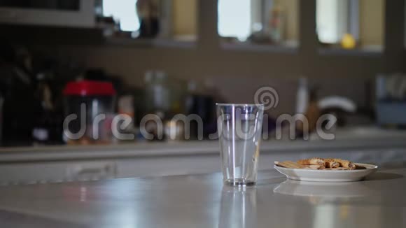 一杯牛奶作为早餐一个女人把一个1加仑的塑料瓶子里的牛奶倒入玻璃杯里视频的预览图