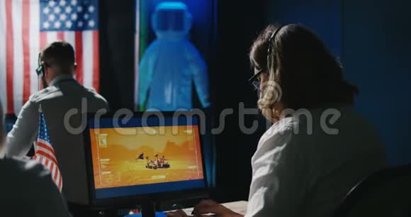 火星任务技术人员在办公桌上工作视频的预览图