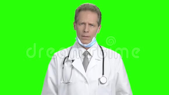 担心绿色背景的男医生视频的预览图