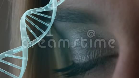 蓝色的眼睛被二元密码和旋转的DNA螺旋所包围视频的预览图