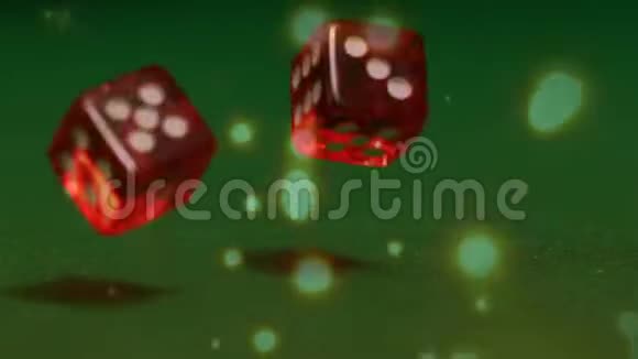 红骰子落在绿桌上视频的预览图