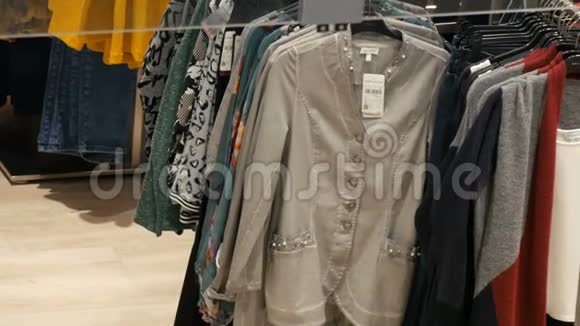 在商场或购物中心的一家服装店里各种各样的多色女人衣服挂在衣架上视频的预览图
