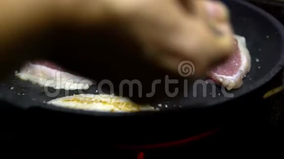 4K切夫正在厨房用平底锅煮猪肉粉猪排视频的预览图