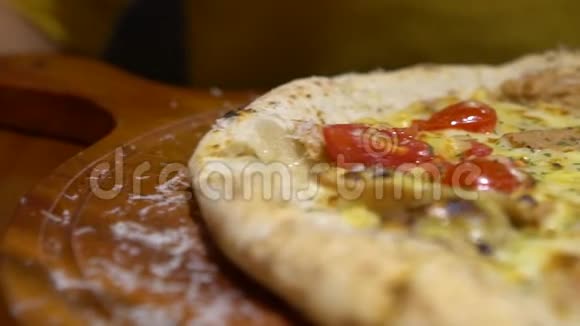 慢动作女人拿一份披萨和融化的奶酪准备吃视频的预览图