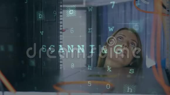 在计算机服务器上工作的妇女有移动的数据安全信息视频的预览图