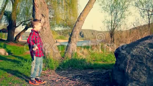 小男孩爬上一块大石头视频的预览图