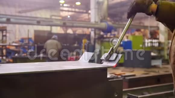 建筑工厂一个工人用特殊的支架弯曲加热的铁器视频的预览图