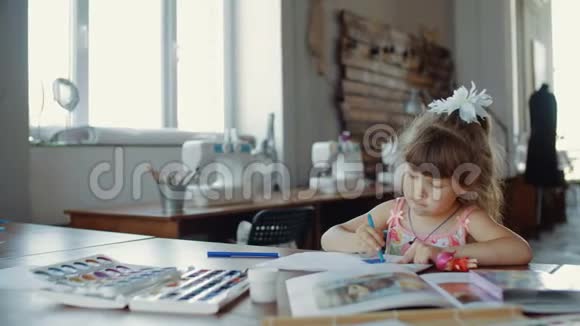 室内桌上用彩色记号笔画女孩的幻灯片视频的预览图