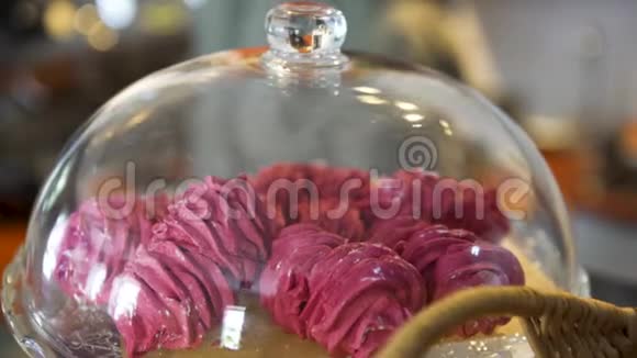 在法国帕蒂丝莱咖啡馆的玻璃下为粉红色的meringue蛋糕做准备食品概念艺术美丽的粉红色视频的预览图