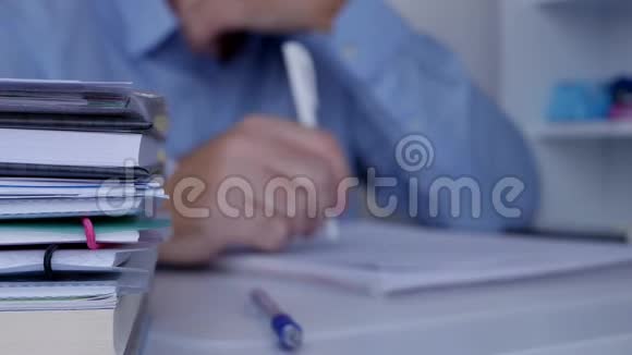 无聊的商人用铅笔在桌子上做紧张不安的手势视频的预览图