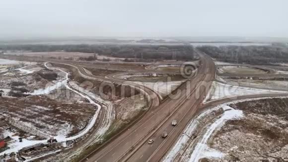 在冬季十字路口移动的汽车和卡车的空中射击是一个大的道路交叉口无人驾驶车辆在视频的预览图