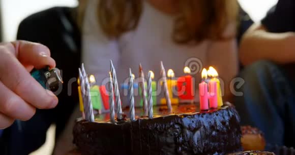 爷爷在生日蛋糕上点蜡烛特写4k视频的预览图