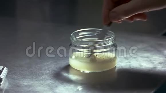 将粉末与水混合在玻璃罐中视频的预览图