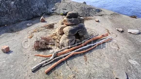 石头和木柴在湖上自制的浴室视频的预览图