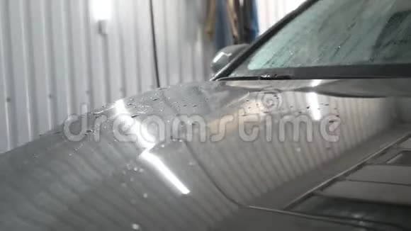 人在洗车时给一辆黑色的汽车打蜡视频的预览图