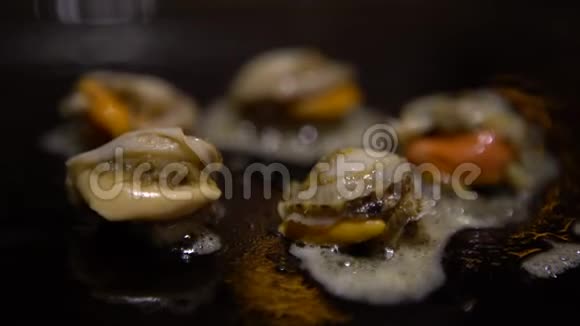 4K菜海食品厨师在餐厅烤制烤蛤蜊视频的预览图