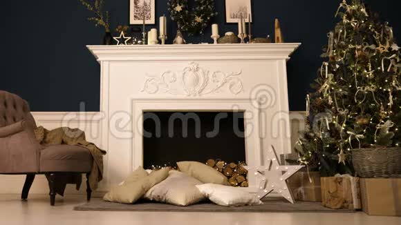 除夕新年和圣诞节快乐有壁炉的舒适房间有一棵圣诞树上面装饰着玩具视频的预览图