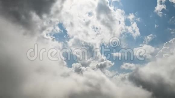 雷雨前蓝天上变化的云层的时间流逝在蓝色的高度间隔内旋转的云视频的预览图