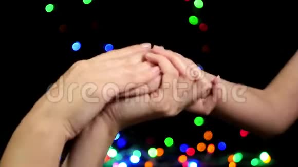 妈妈的手触摸一个小宝宝把手的特写母幸福和育儿的概念妈妈视频的预览图