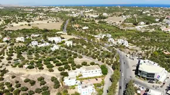 希腊克里特岛沿着蜿蜒的道路橄榄树村庄和蔚蓝的大海视频的预览图