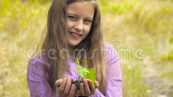 手里拿着植物的女孩视频的预览图