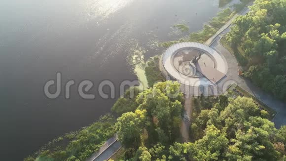 清晨用柔和的光线俯瞰纳沃德尼齐亚公园和基辅创始人纪念碑视频的预览图