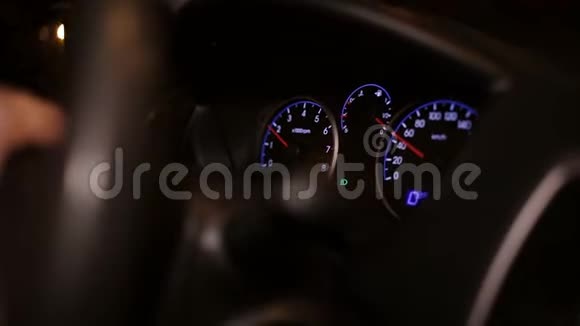 男性手旋转汽车方向盘在夜城有人开车视频的预览图