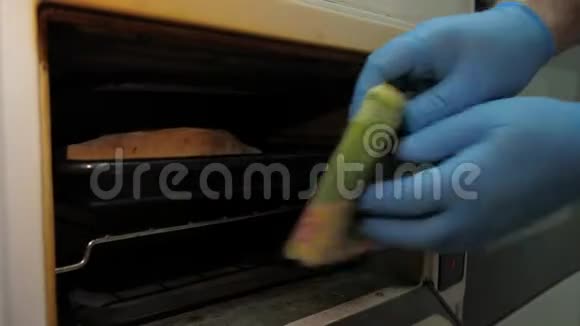 带手套的近景厨师准备烤箱里的卡其布里视频的预览图