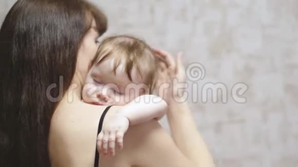 年轻的母亲摇着她的小婴儿睡觉视频的预览图