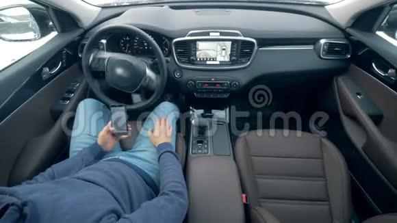 司机工作与电话而汽车进行自动驾驶顶部视图视频的预览图