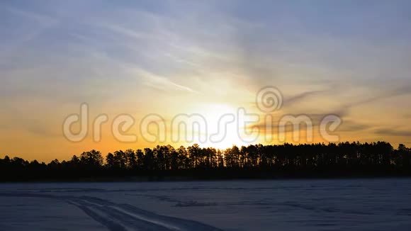 日出在冬湖时间流逝视频的预览图
