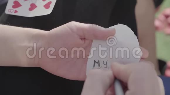 女人用手在一张纸上写字视频的预览图