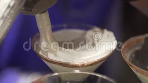 在甜点中加入鲜奶油视频的预览图
