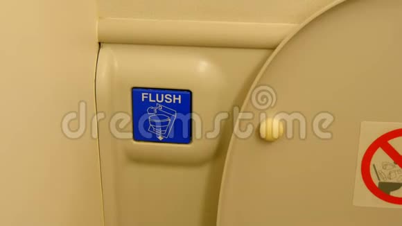飞机上的旧厕所舱厕所和冲水按钮现代飞机卫生间内部视频的预览图
