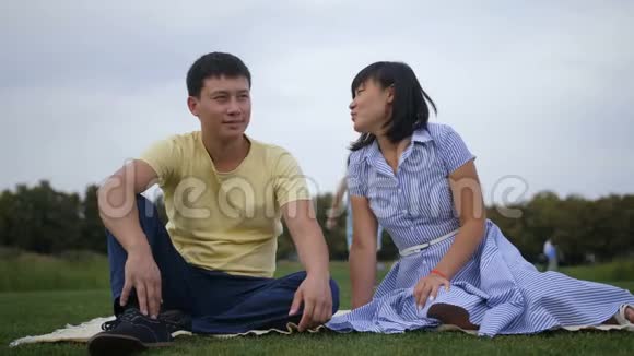 可爱的亚洲兄弟姐妹拥抱自然的父母视频的预览图