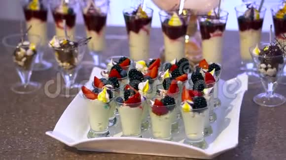 带糖果和水果的眼镜黑莓草莓棉花糖可可视频的预览图