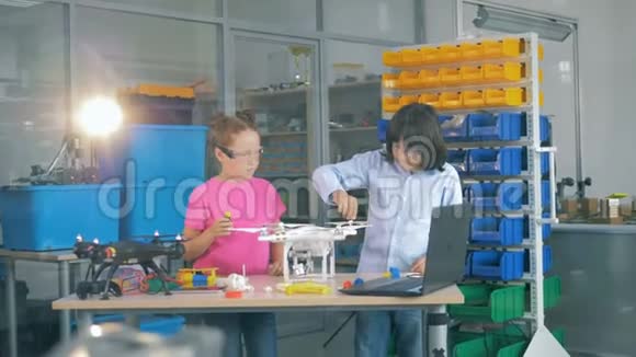 儿童修理无人机模型在现代技术学校班4K视频的预览图