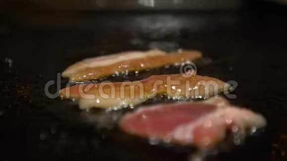 4K菜猪肉牛排厨师在厨房烧烤炉上煮生猪肉牛排视频的预览图
